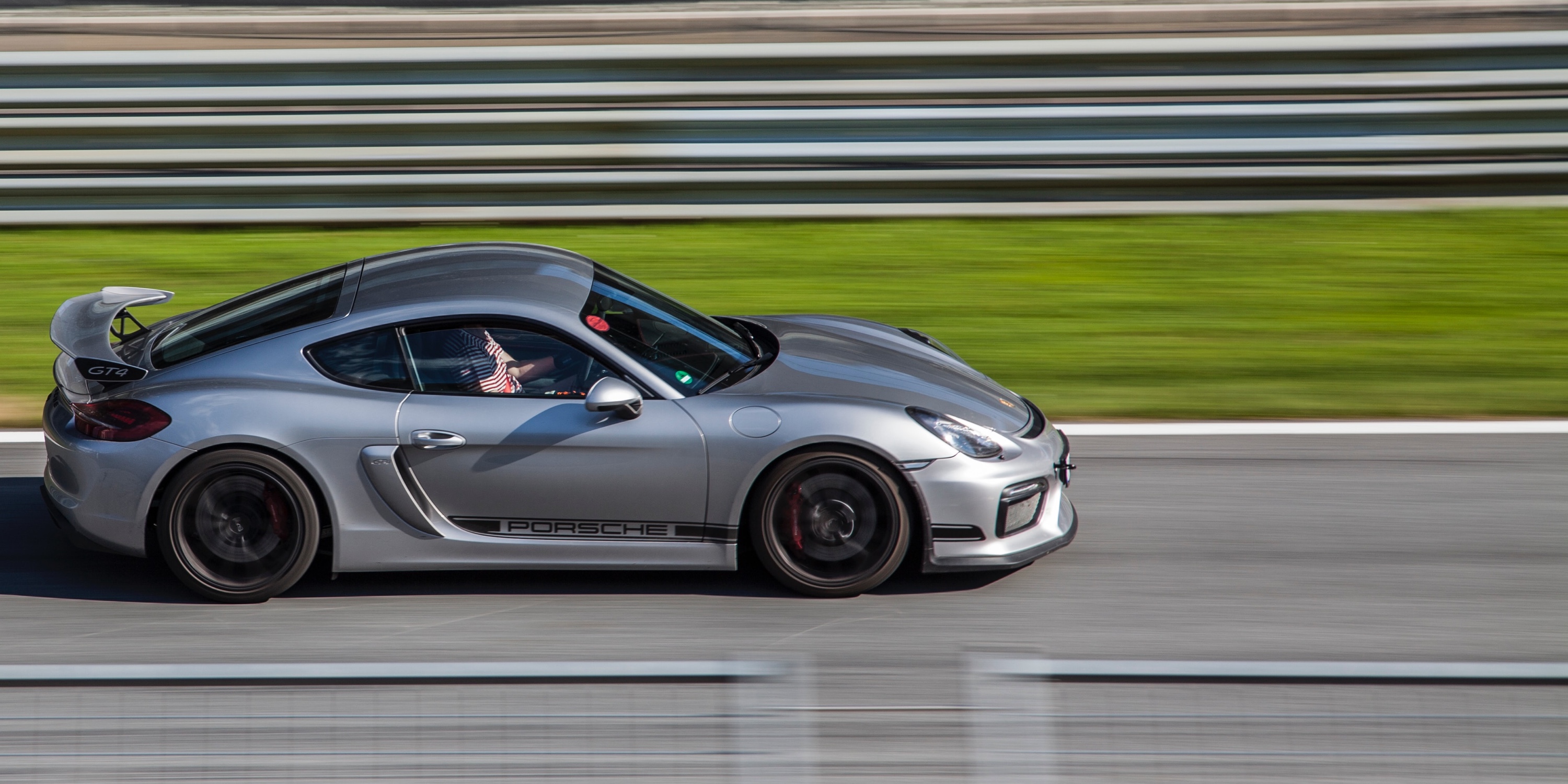 Driving Experiences In and Around Aberdeen, Photo by Francesco Lo Giudice